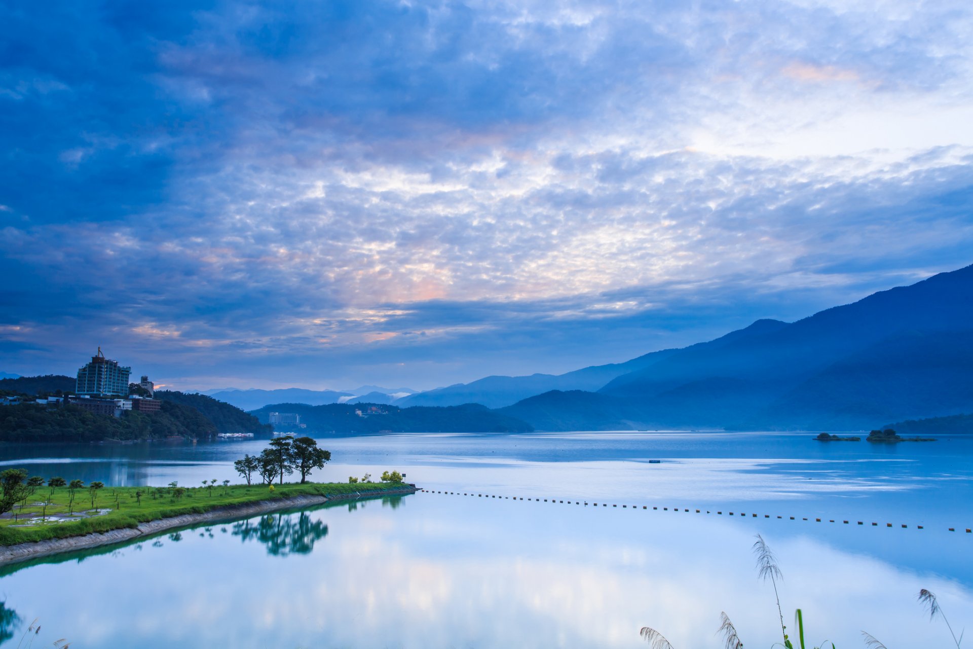 china china taiwán nantou mañana amanecer montañas azul cielo nubes lago reflexión orilla árboles naturaleza