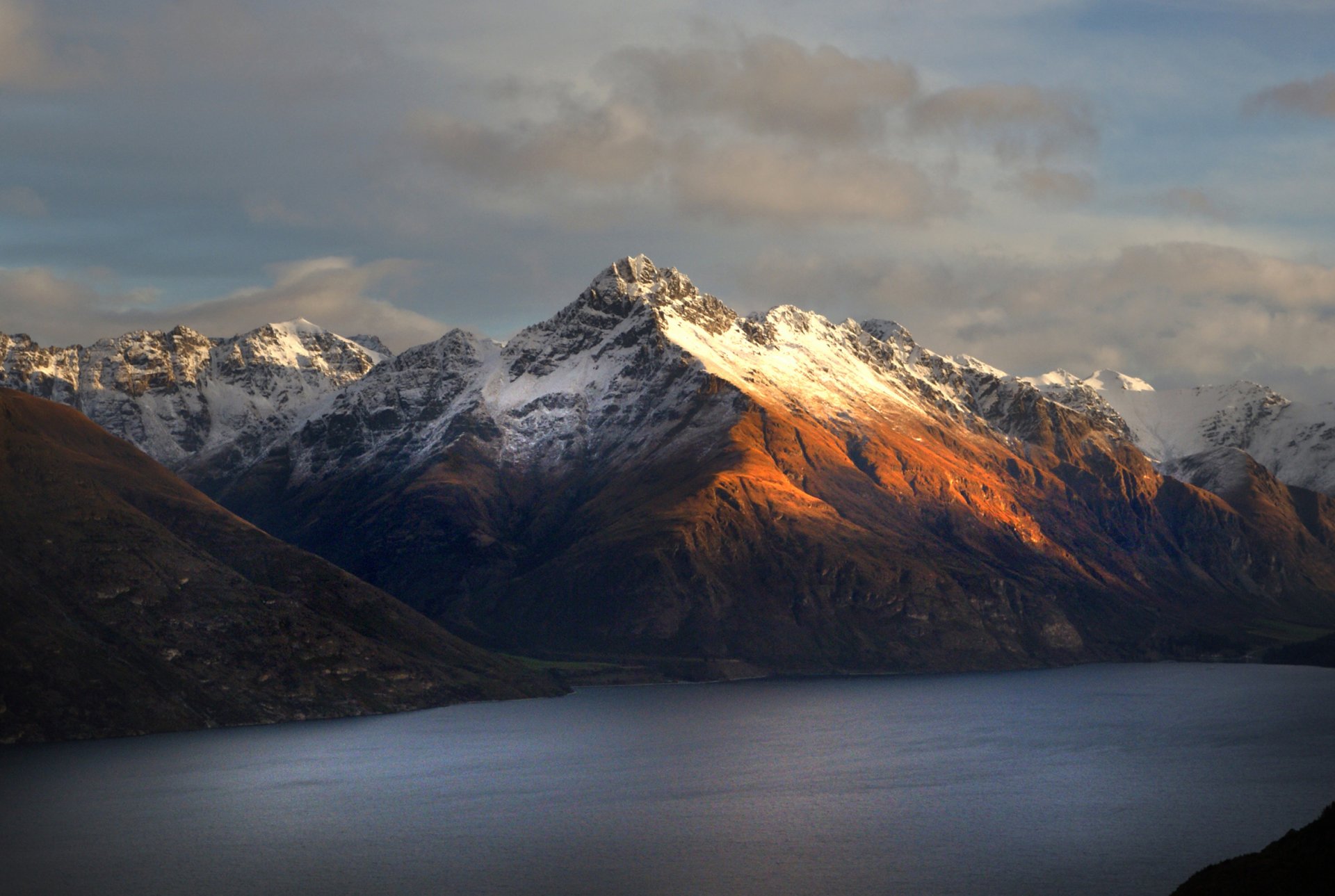 nouvelle-zélande walter peak queenstown montagnes neige hiver lac