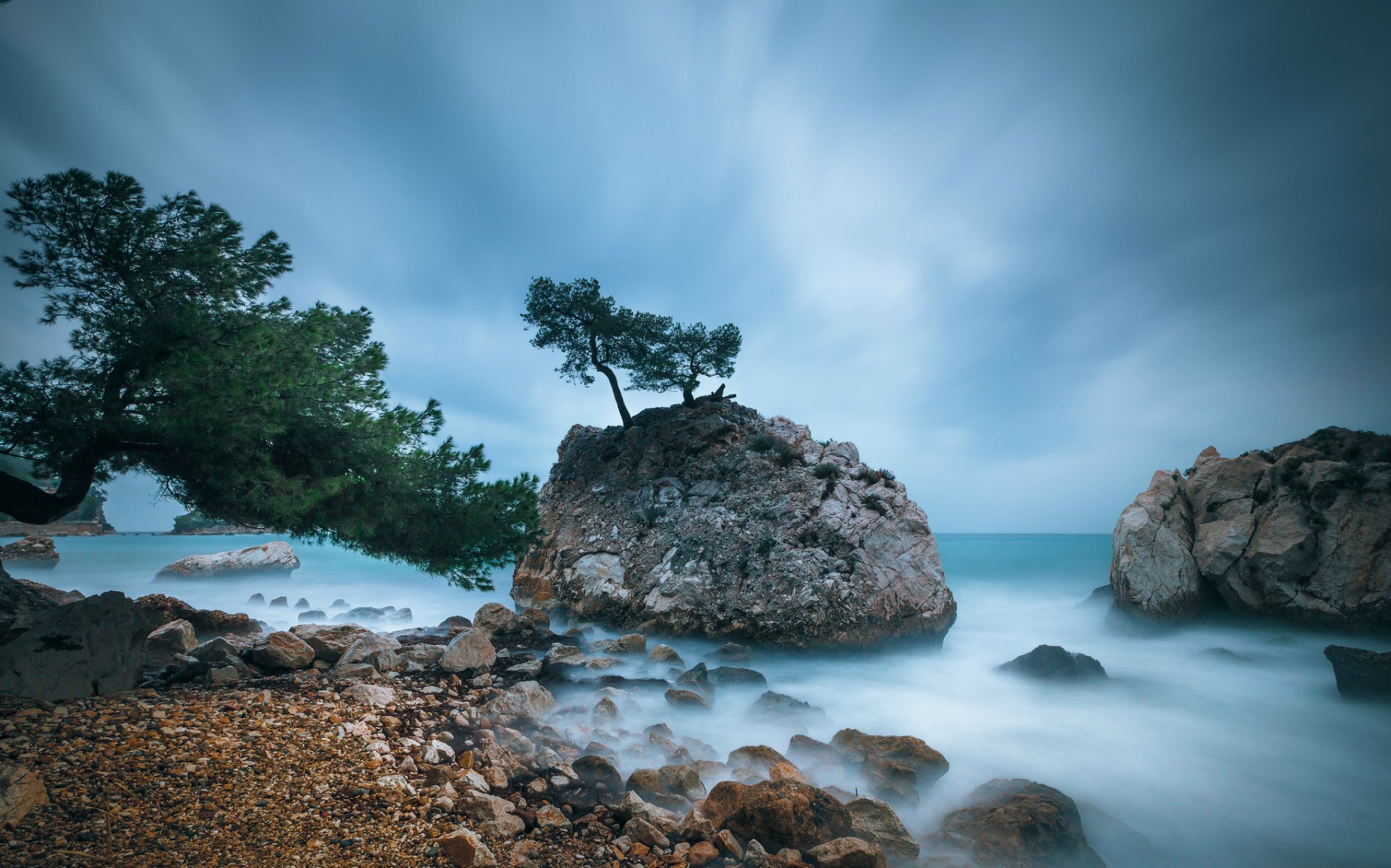 francia costa costa árboles rocas piedras mar mediterráneo azul cielo nubes