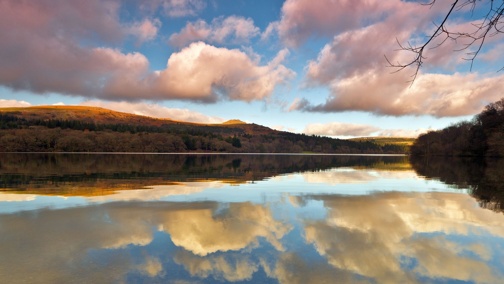 lago colina cielo nubes reflexión rama