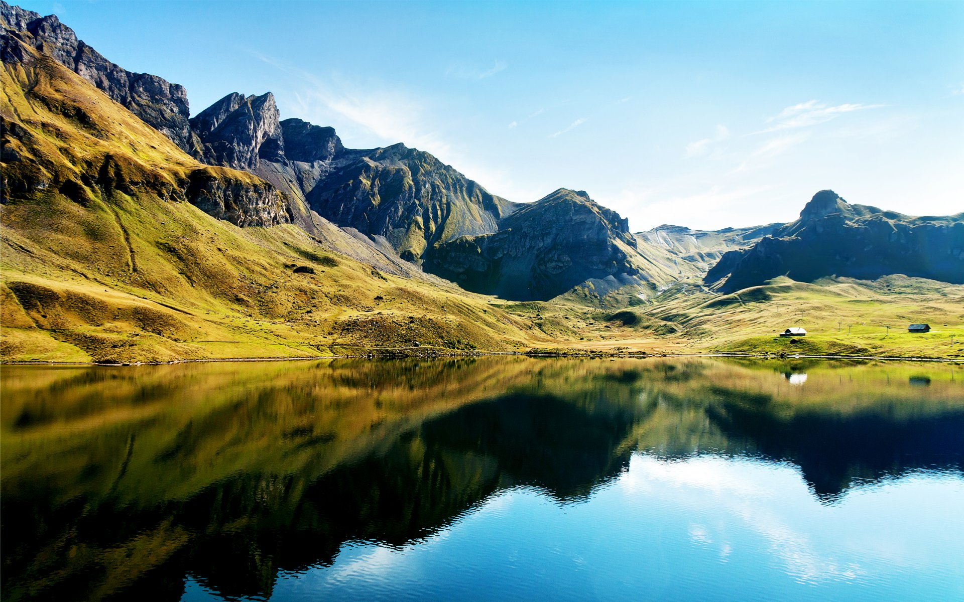 lago colinas montañas reflexión vegetación casas soleado