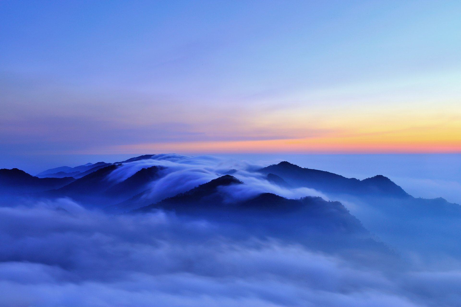 montagnes collines brouillard nuages