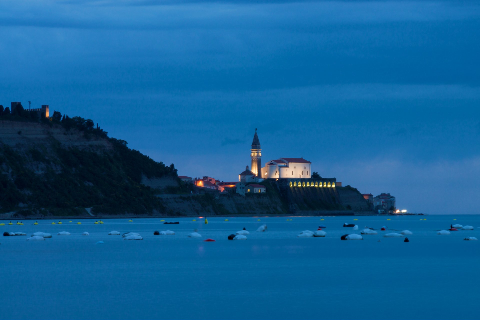 slovénie mer adriatique soir crépuscule ville maisons église lumières éclairage bleu ciel paysage