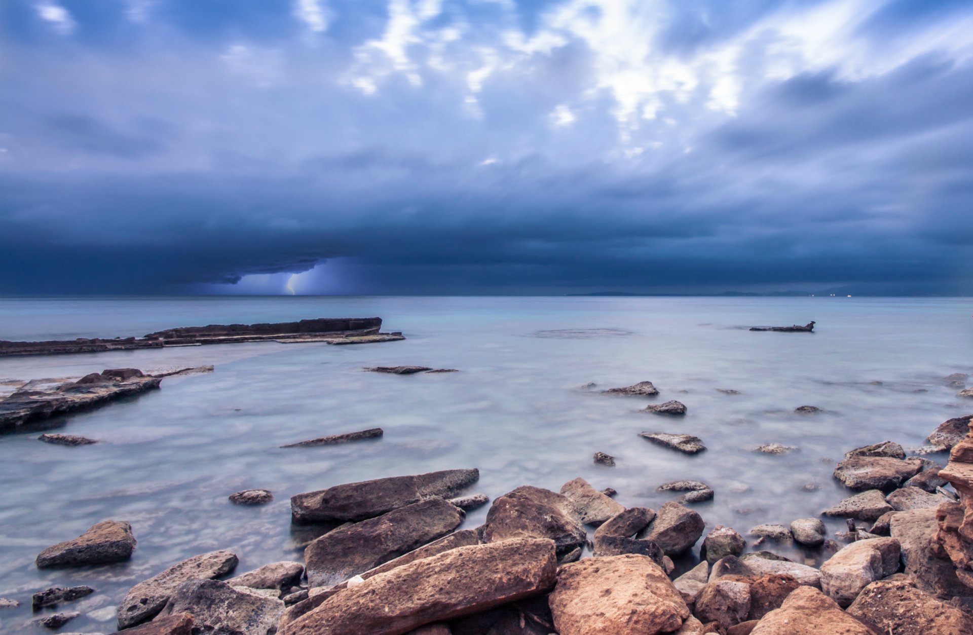 meer ozean ufer steine blau himmel wolken gewitter blitz