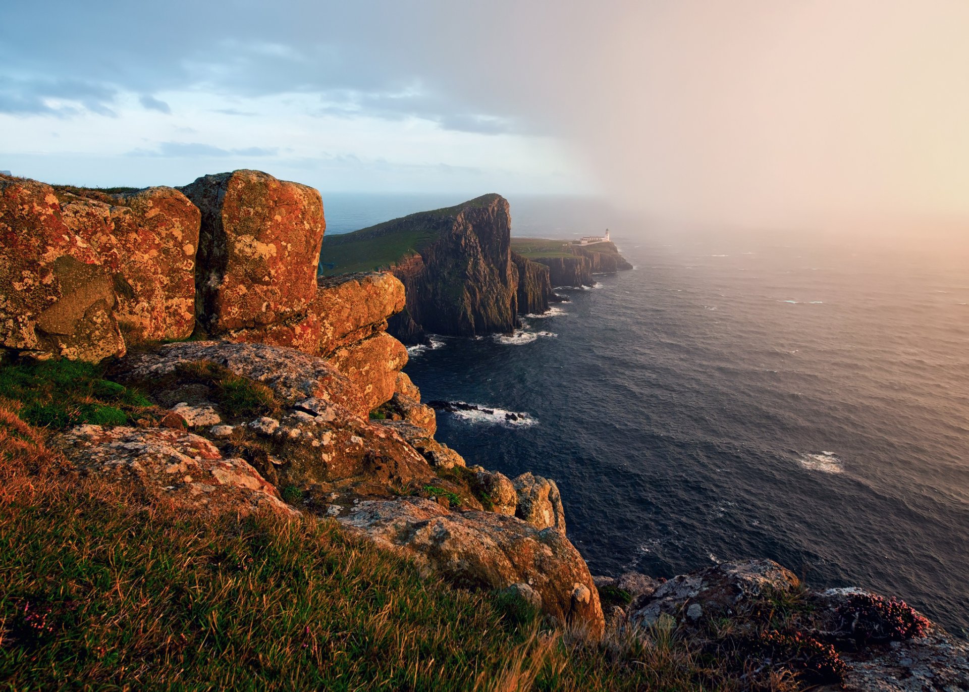 escocia gran bretaña en el borde faro rocas mar luz ciclón