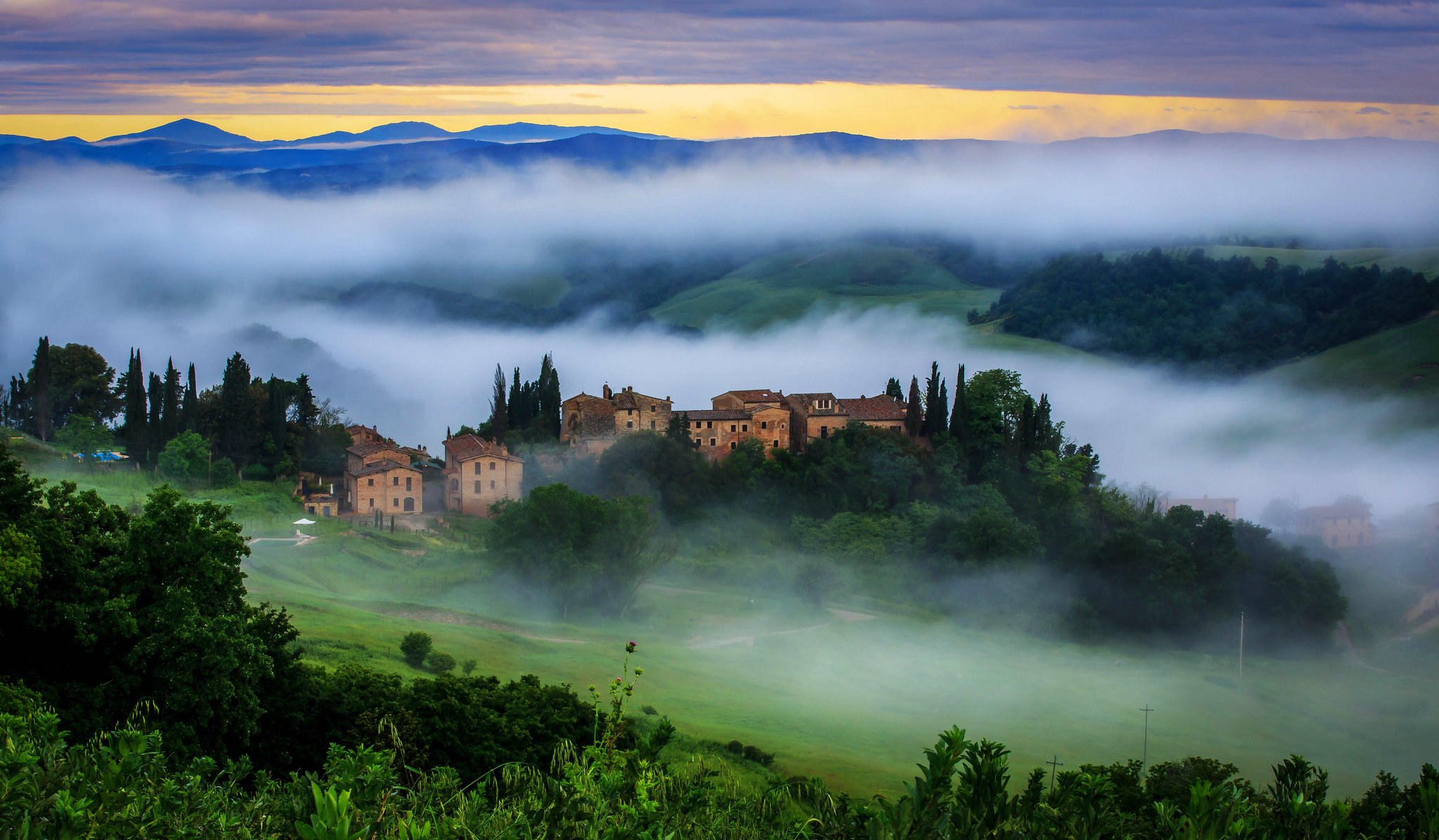 vergelle toskana italien nebel sonnenaufgang sonne morgen natur bäume grün