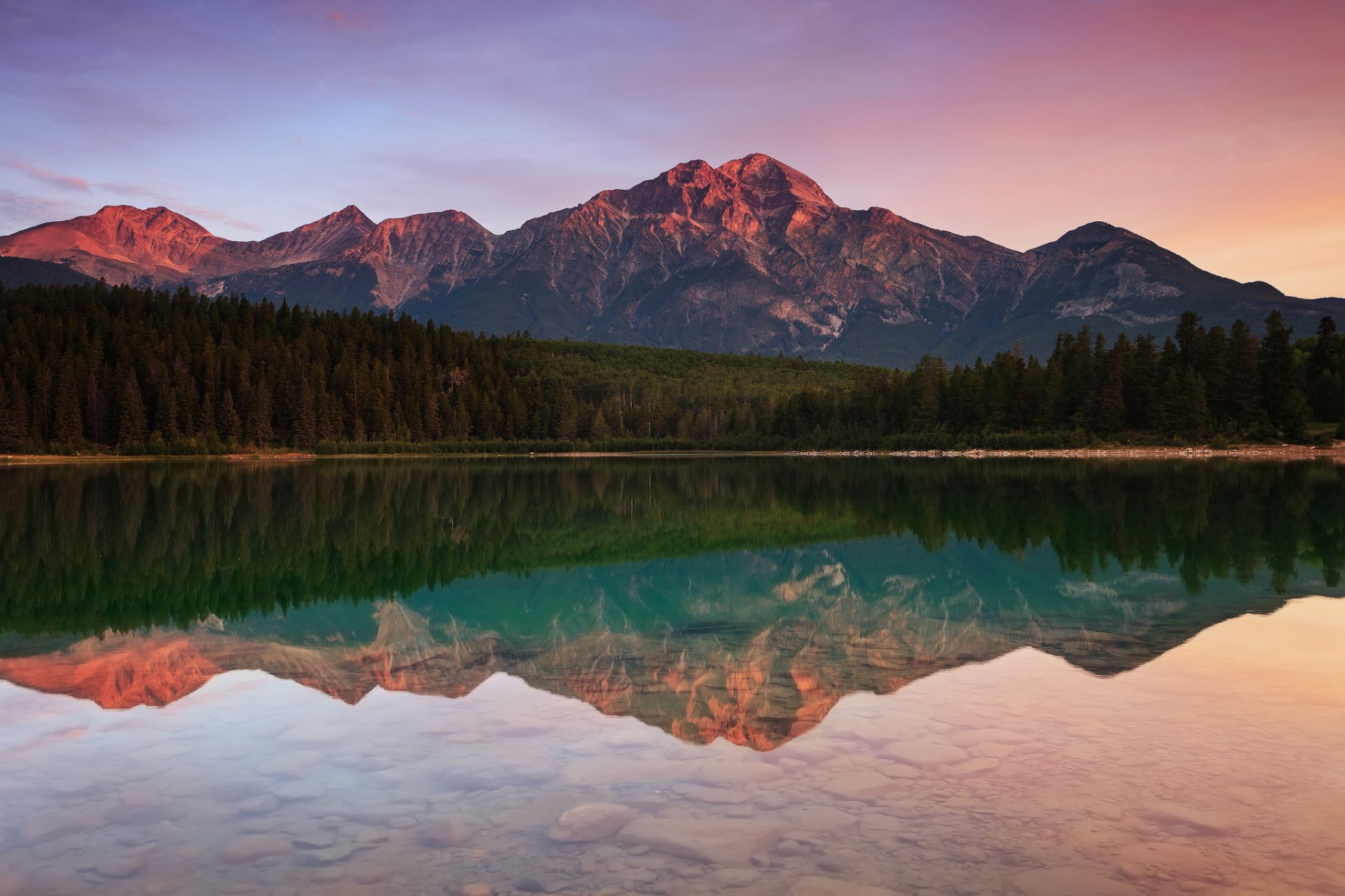 parc national de jasper canada pyramid mountain montagnes lac patricia forêt eau réflexion