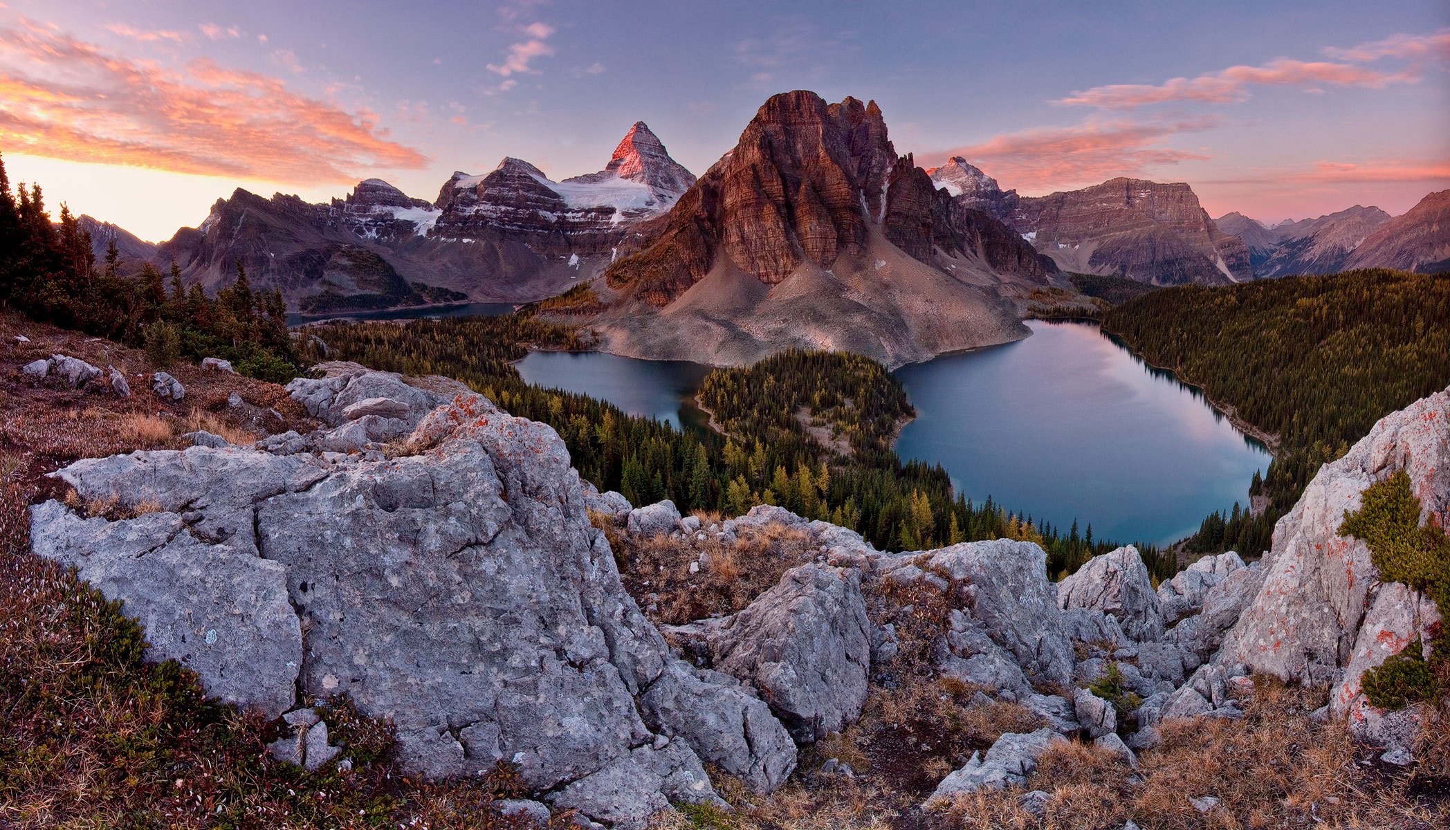 montañas alpes cielo lagos bosque rocas picos de los rayos del sol mf assiniboine park winnipeg canadá