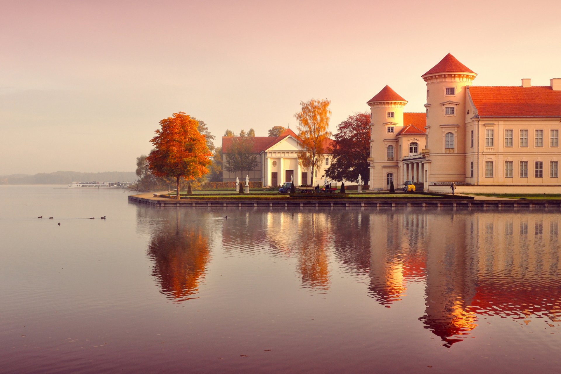 deutschland herbst gebäude menschen bäume blätter orange gelb wasser reflexion morgen nebel natur landschaft