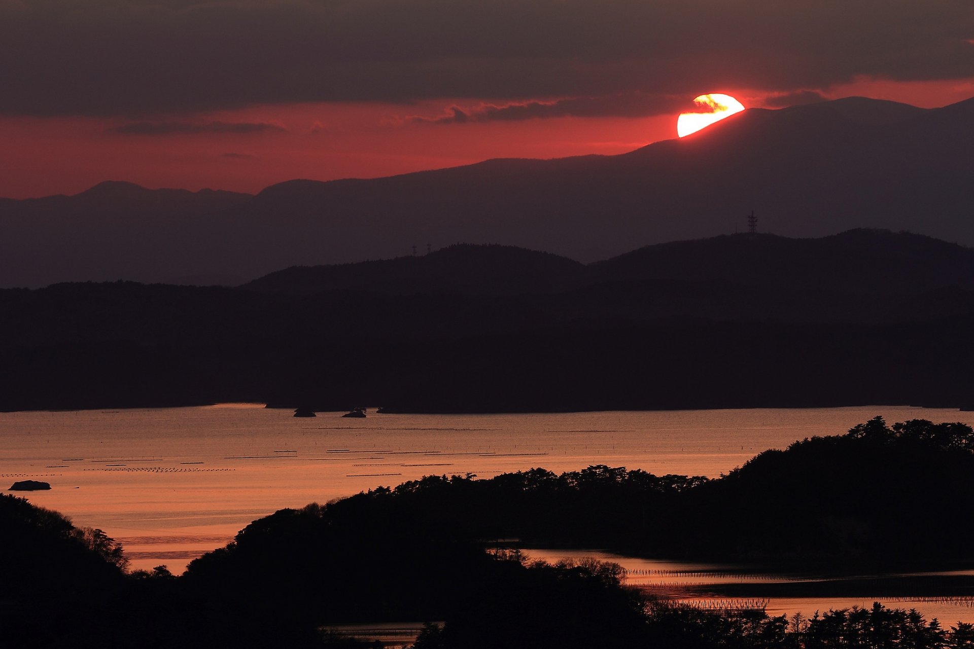 japón tarde sol puesta de sol rojo cielo nubes montañas árboles bosque naturaleza mar vista altitud panorama