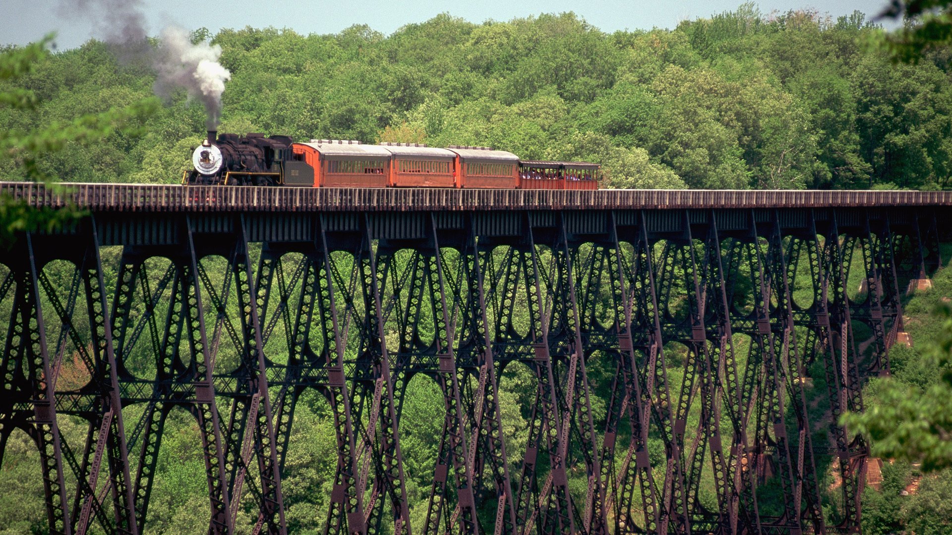 locomotive à vapeur vintage wagons pont fumée arbres