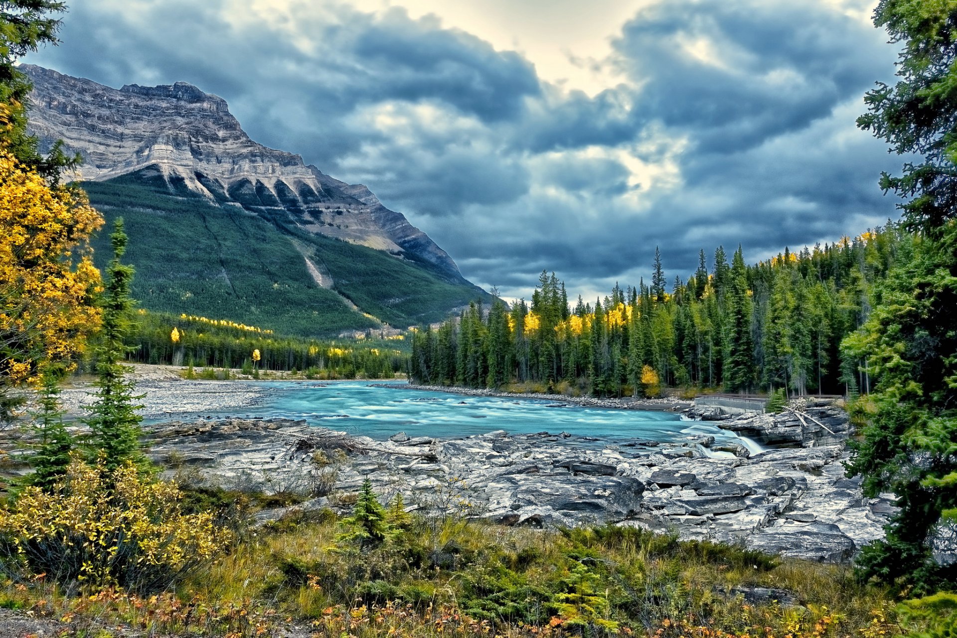 río athabasca parque nacional jasper alberta canadá athabasca río montañas bosque árboles