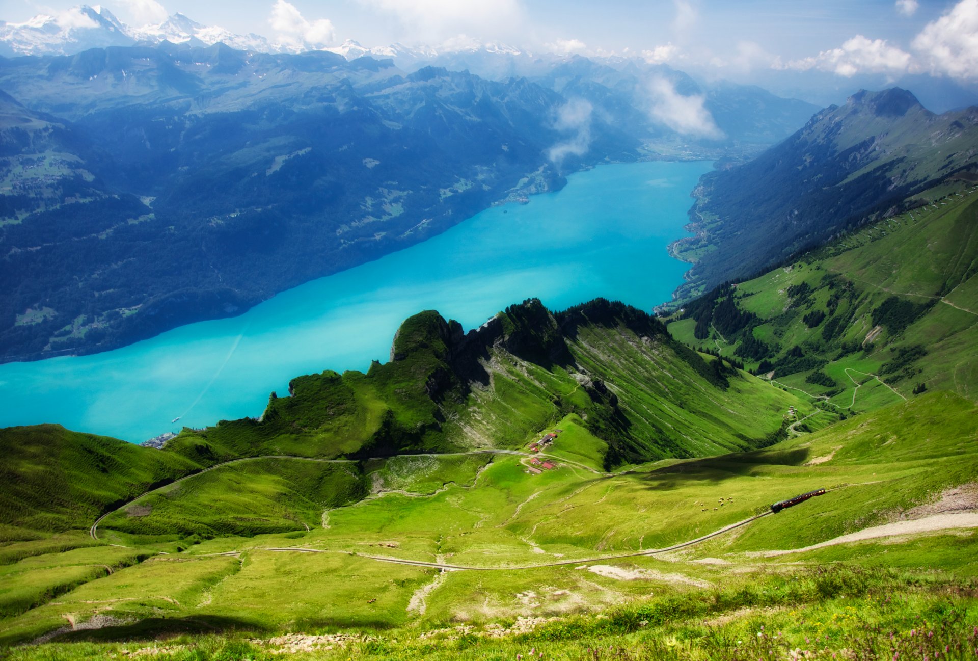 suiza montañas alpinas vista desde la cima de rothorn rothorn lago de brienz ferrocarril árboles hierba vegetación cielo nubes