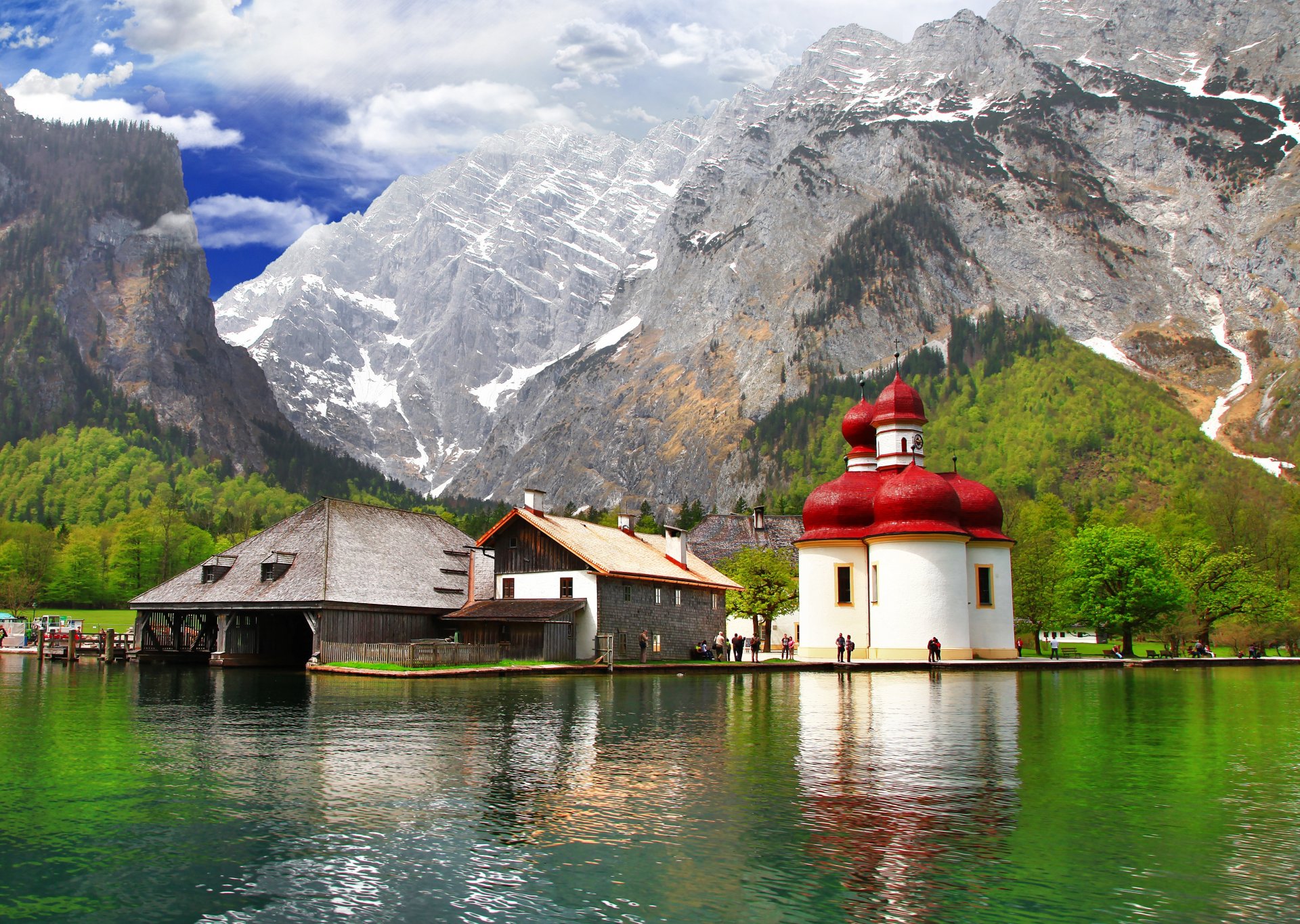 berchtesgaden baviera germania montagne alpi parco costa lago case edifici persone alberi verde natura paesaggio