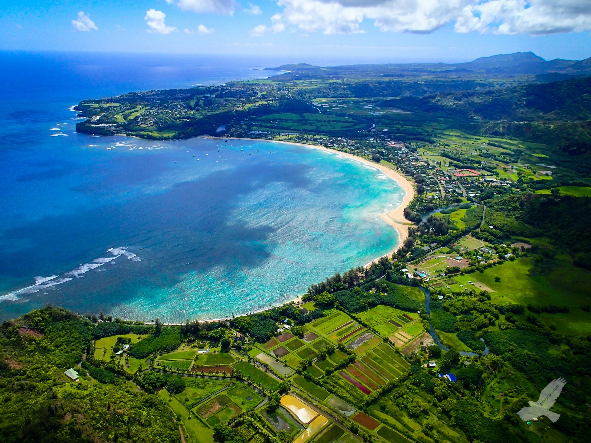 kauai isola hawaii hanalei bay crescent bay barriere coralline acqua sabbia dorata spiaggia porto turistico barche yacht campeggi vegetazione abbondante