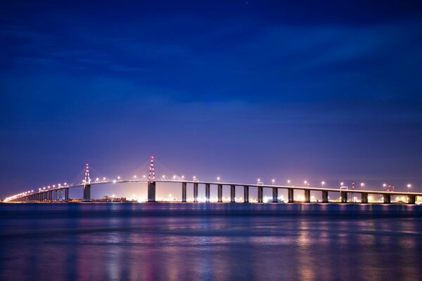 Pont sur la Bretagne en bleu