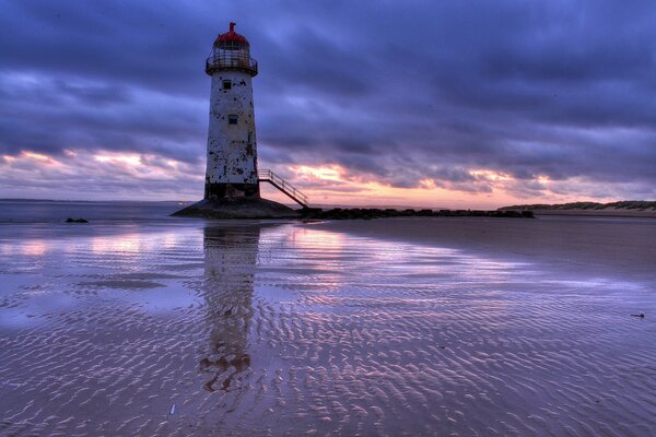 Faro en el atardecer del mar en el Reino Unido