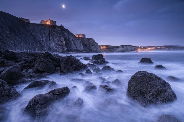 Côte du golfe de Gascogne en Espagne dans la nuit au milieu de la lune