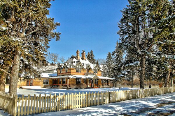 Finca detrás de la valla bajo el cielo invernal