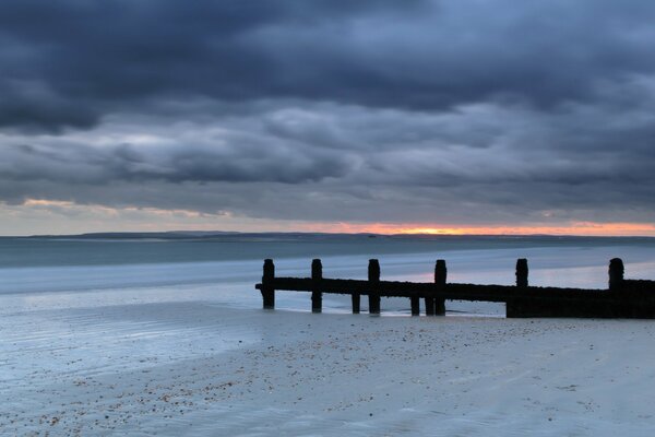 Photo de la mer au coucher du soleil avec des nuages