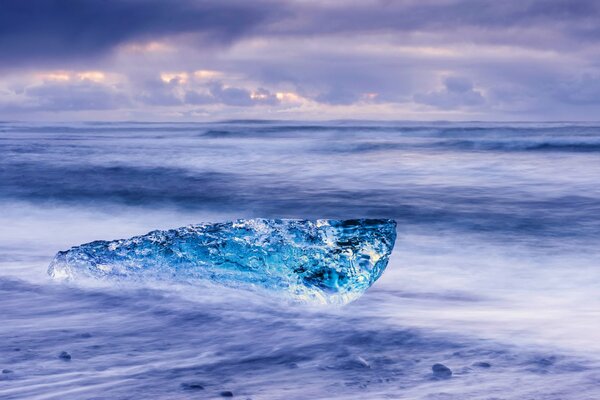 Холодное зимнее исландское море с темным пасмурным небом