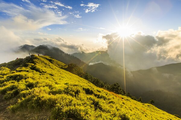 Grüne Hügel und sonniger Himmel