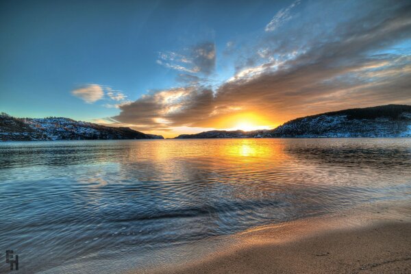 Lac norvégien au coucher du soleil