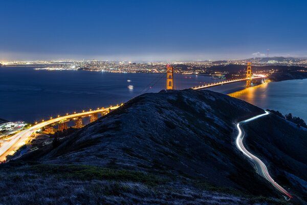 Puente Golden Gate en la noche con luces