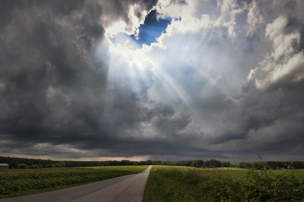 Das Leuchten des Mondes durch die Wolken