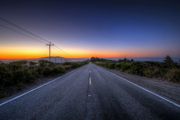 Paysage routier au coucher du soleil