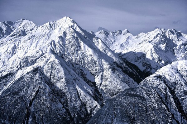 Los fríos y majestuosos Alpes nevados en la foto