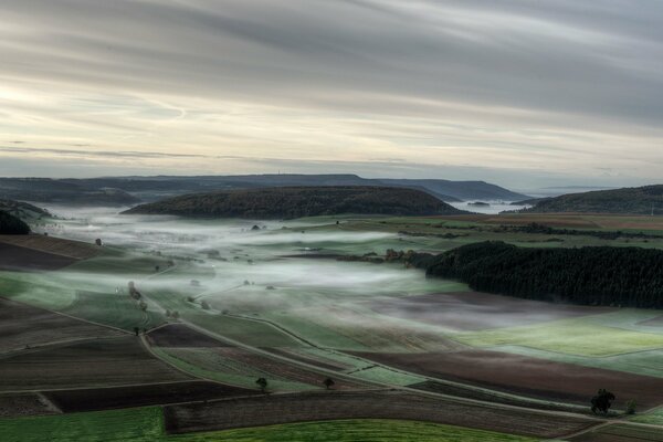 Neblige Landschaft der Herbstfelder