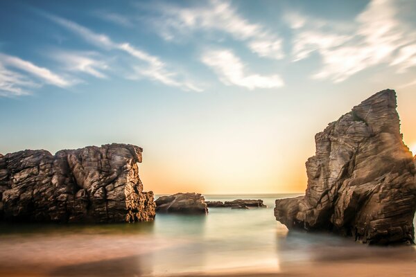 Nubes de la mañana en la orilla del mar