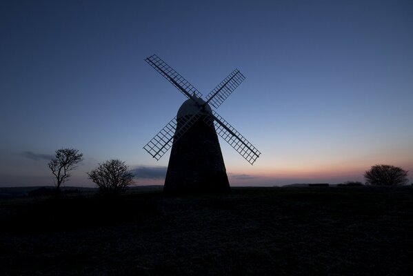 Moulin sur un champ de nuit