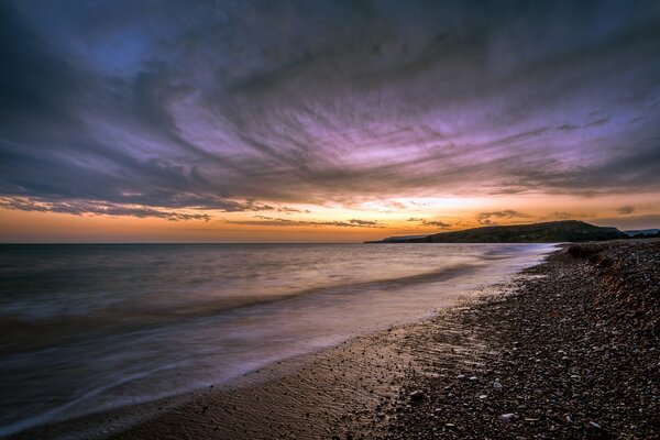 Bellissimo tramonto sulla spiaggia rocciosa Dell Isola di Cipro