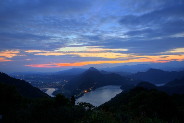 Crepúsculo en la bahía de Taipei, China