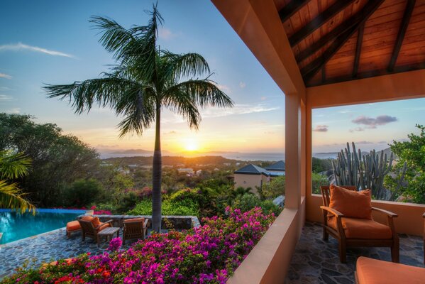 Paesaggio delle Isole Vergini Britanniche con terrazza al tramonto tra fiori e verde