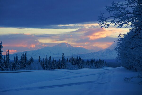 Amanecer en invierno en Alaska