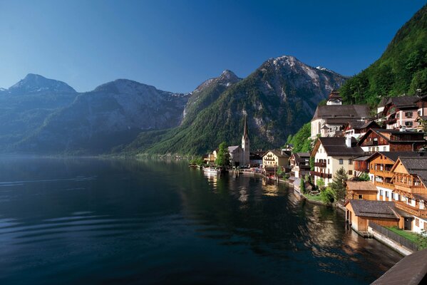 Lago de montaña, una ciudad en Austria