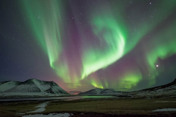 Islandia i Zorza polarna w nocy