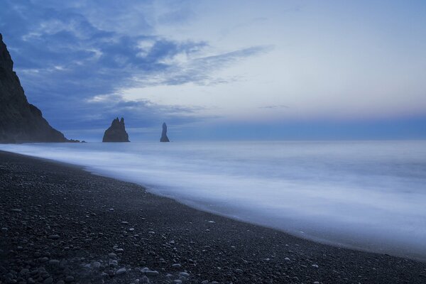 Hautes falaises, bord de mer