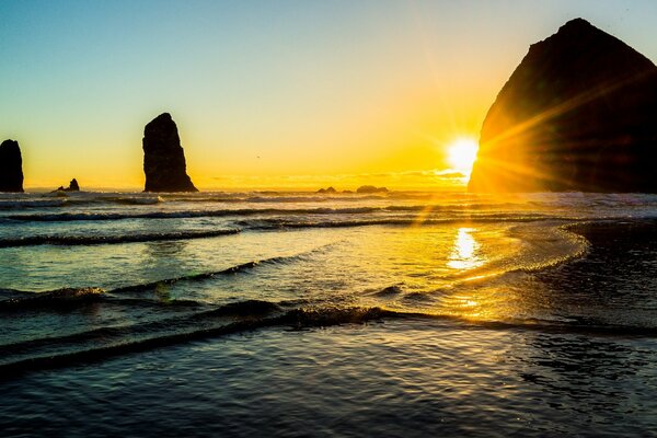 Superbe coucher de soleil sur la mer avec des rochers