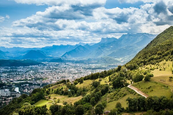 Nubes blancas y montañas de Lyon