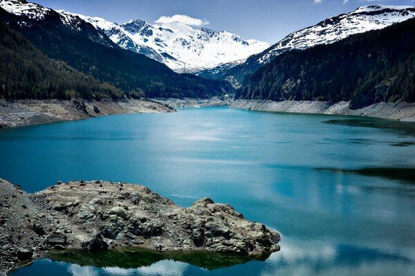 Laghi dagli occhi azzurri circondati da montagne innevate