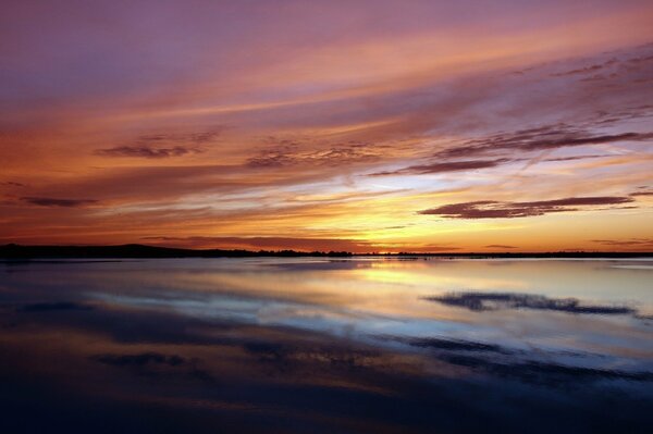 Plage naturelle au coucher du soleil