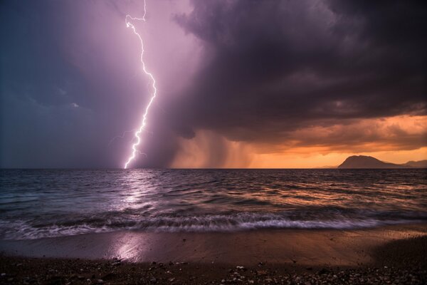 Relámpago en el cielo nocturno en el mar