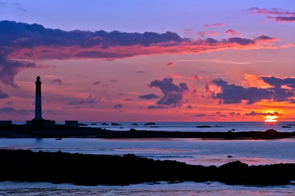 Paysage de mer de nuit avec phare