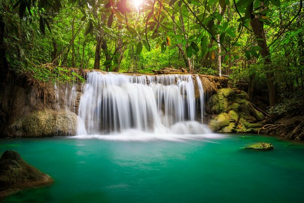 Tropischer Wasserfall auf einer paradiesischen Insel