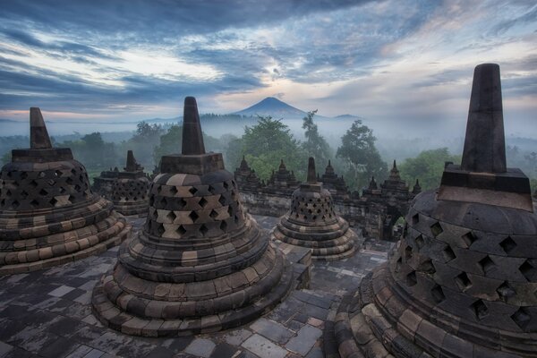 Borobudur im nebeligen Abenddampf