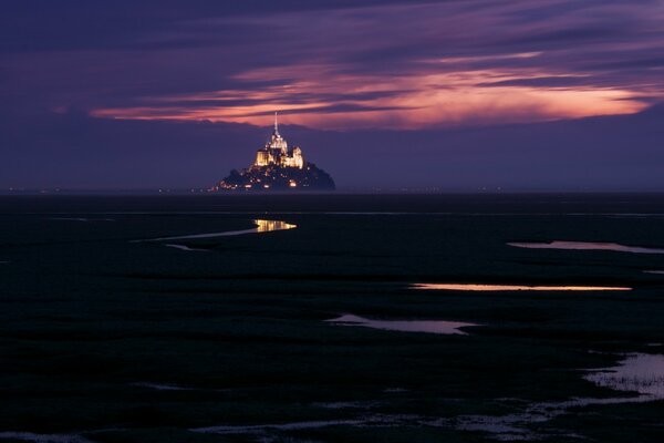 Forteresse éclairée au crépuscule du ciel violet